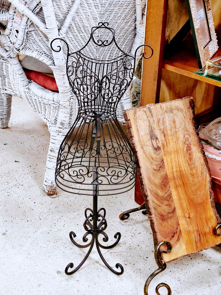 Black wire vintage mannequin/dress from from Sweet Magnolia Emporium's booth in Rosey Opals Collective Market in New Waverly, TX.  
https://www.instagram.com/sweetmagnoliaemporium/
acrossthelake.blog
