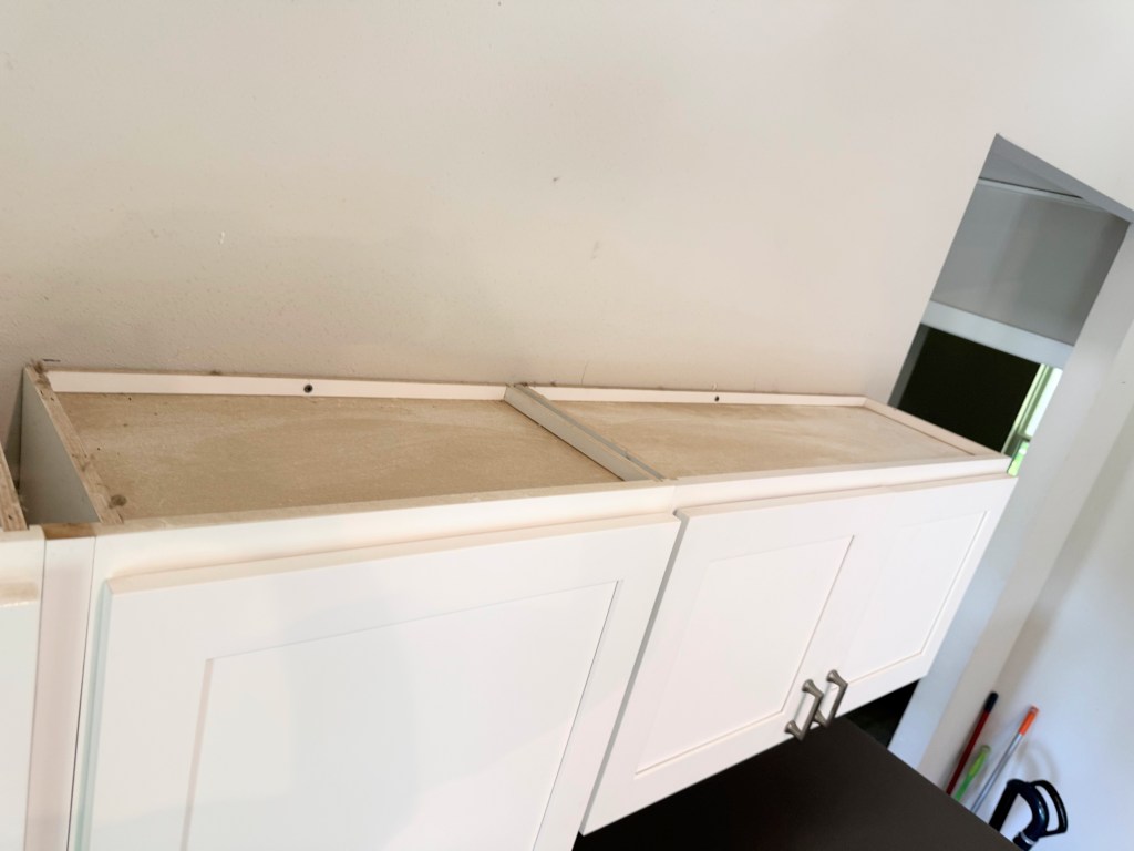 Dirty cabinet tops before hiring Cinthia of Lopez Alegria Enterprise LLC.
acrossthelake.blog